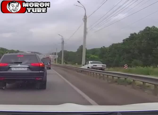 Video :In order to go more quickly through traffic, a hurried driver uses a shortcut (FAIL)
